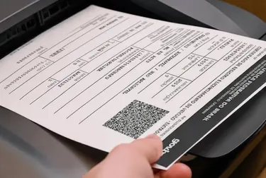 Funcionário do despachante preparando a impressão do CRLV-e em uma impressora.